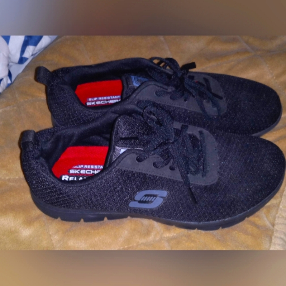 Skechers slip resistant shoes size 8